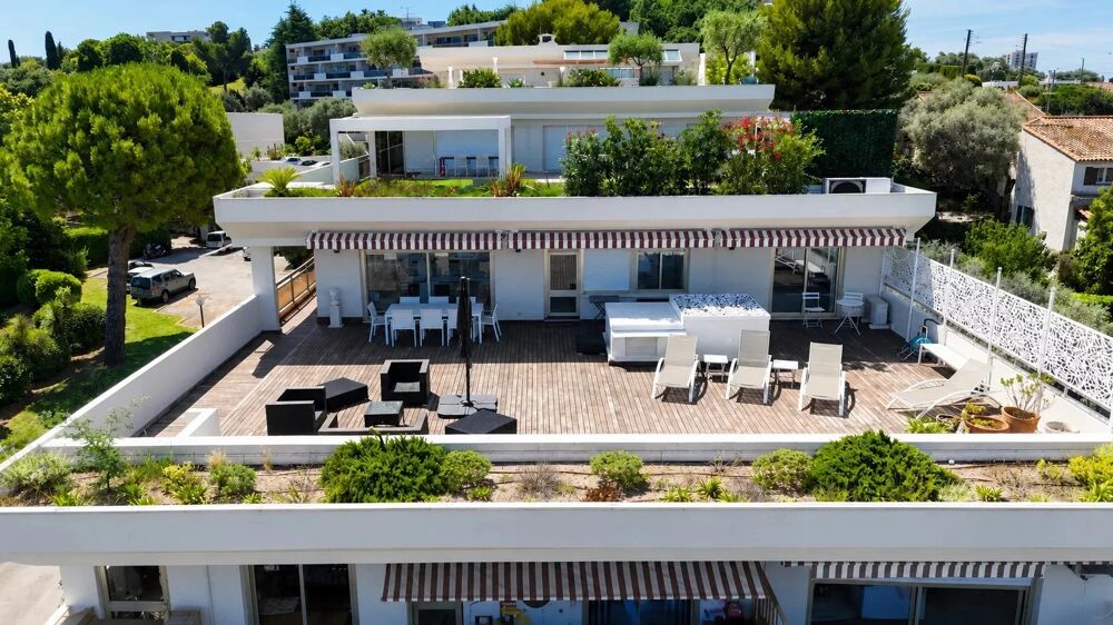 Résidence de prestige avec piscine : vaste appartement familial