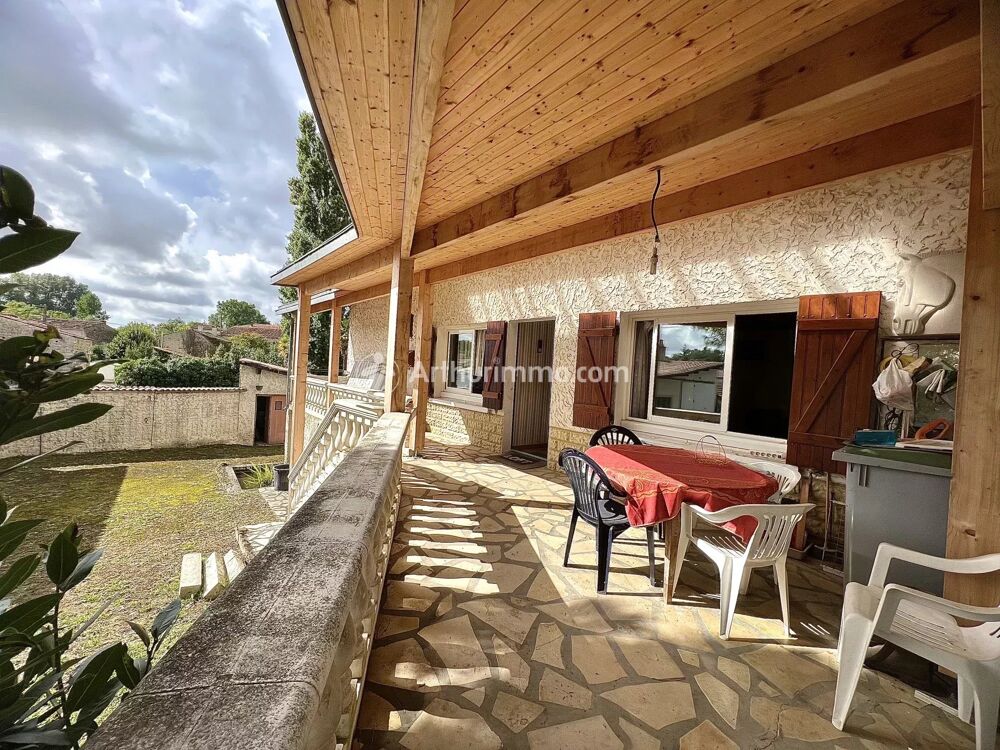Vente Maison Maison familiale à rafraîchir au cœur du village Saint-séverin-sur-boutonne