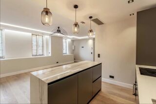 Vente Appartement NICE VIEUX NICE/ Coulée Verte , Superbe T3 rénové de 70m2 Nice