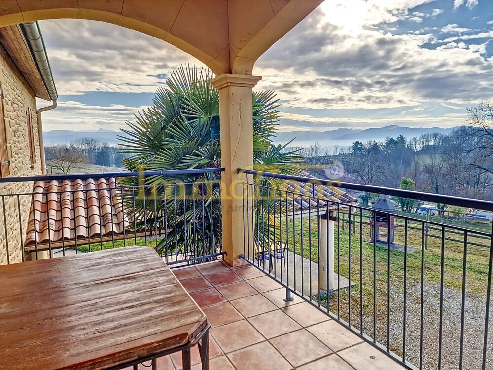 Domaine avec vue panoramique, piscine, hébergements et environne