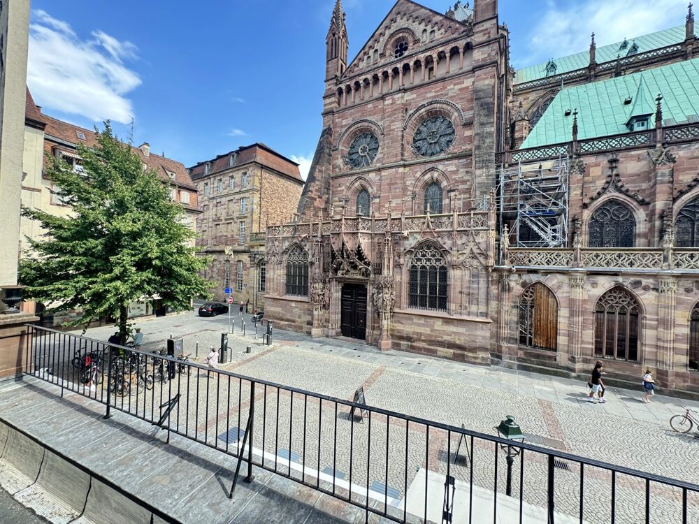 Place de Cathédrale 4p de 92.6m² avec terrasse de 15.3 m² à réno