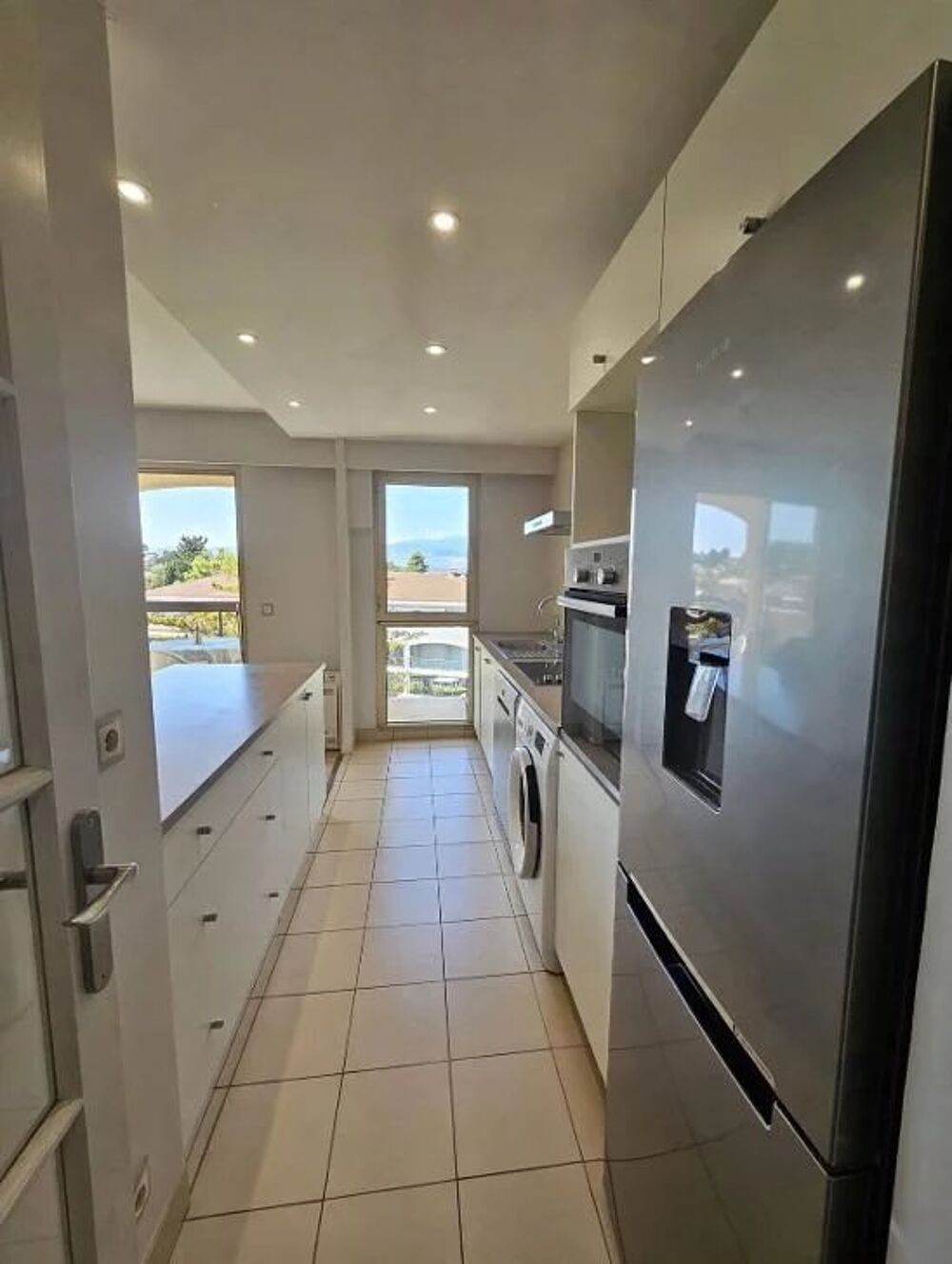 Magnifique trois/quatre pièces avec piscine, terrasse, parking a