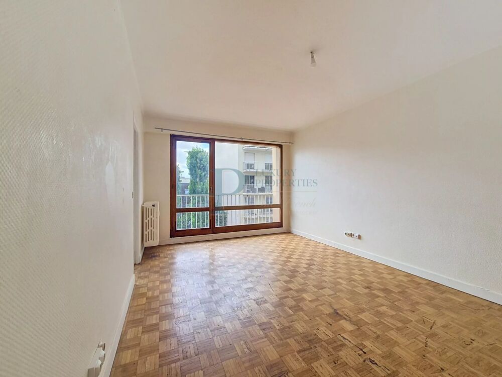Courbevoie  Studio de 32 m² avec balcon filant Sud-Est, à réinv