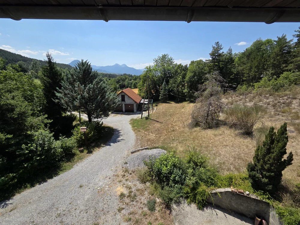 MAISON 230M² + GARAGE SUR 3Ha TERRAIN