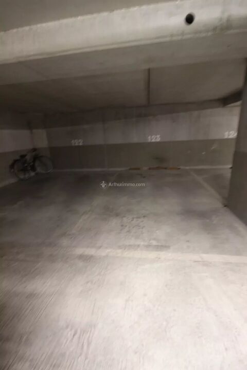  Parking / Garage  louer 