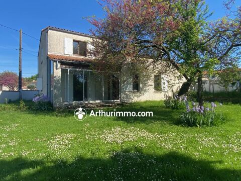   5 km d'Aulnay et ses commerces Maison - 5 pice(s) - 145 m