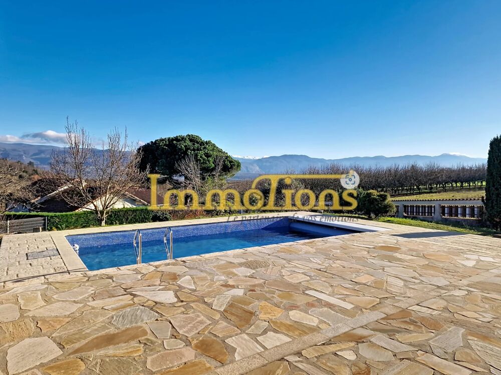 Spacieuse maison familiale avec piscine et grand terrain