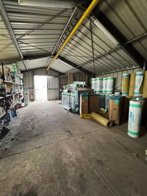 Harmon &agrave; vendre :  hangar, zone artisanale de Tartas. 135000 40400 Tartas