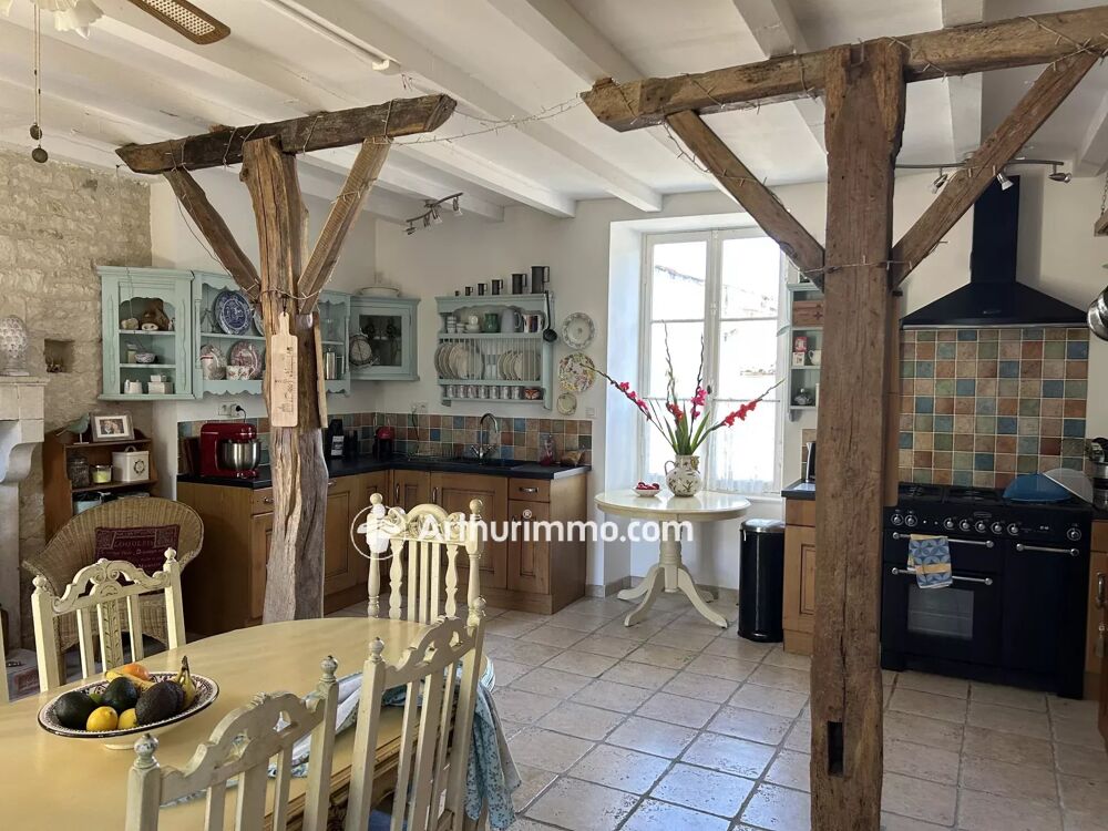 Maison en pierre de 207 m² à Paillé avec 5 chambres