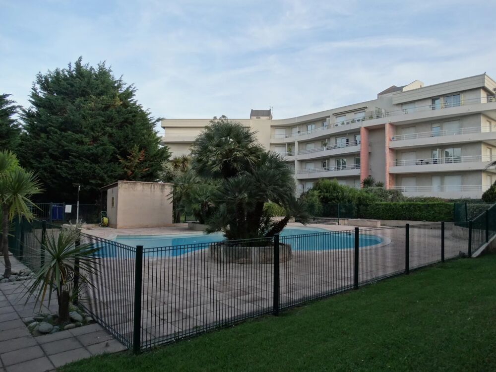 Deux pièces dans une résidence avec piscine, tennis, cave et par