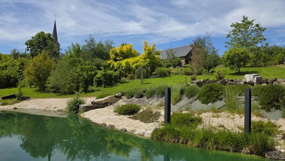 Maison de campagne, rénovation soignée, vue et terrain avec deux