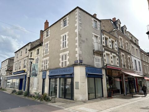 Boutique avec appartement de 3 étages au-dessus *Potentiel locat 99000 Montmorillon (86500)