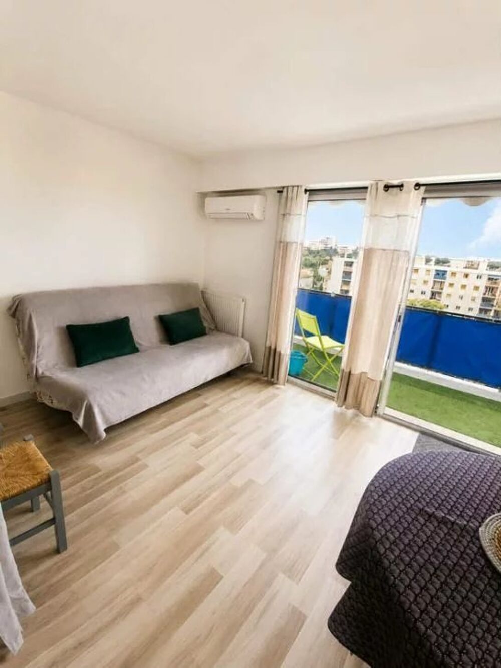 Location Appartement Deux pièces avec balcon et parking Antibes