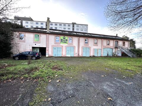   Bâtiment avec garages 