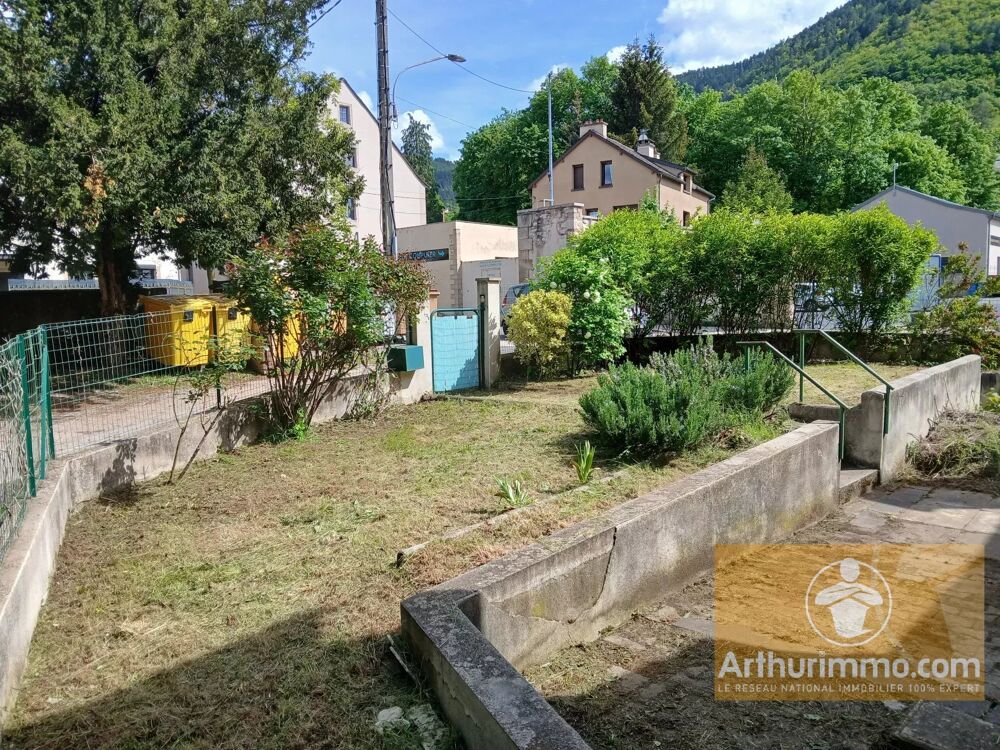 Maison de ville avec garage, terrasse et terrain  Centre de Men