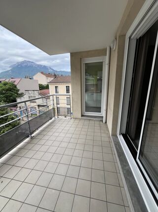  Appartement à louer 4 pièces 85 m²