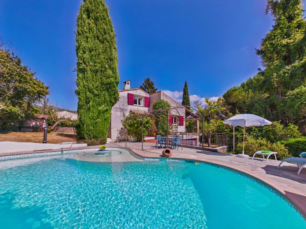 Propriété familiale composée de 2 logements  Terrain  Piscine