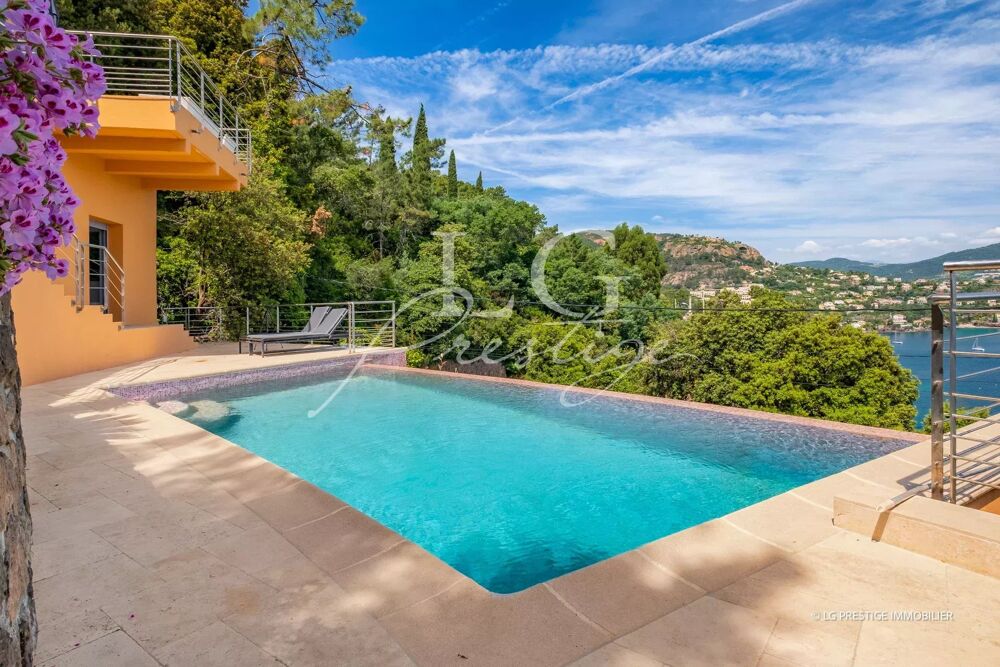 Villa contemporaine à Théoule-sur-Mer : Vue sur la baie de Canne