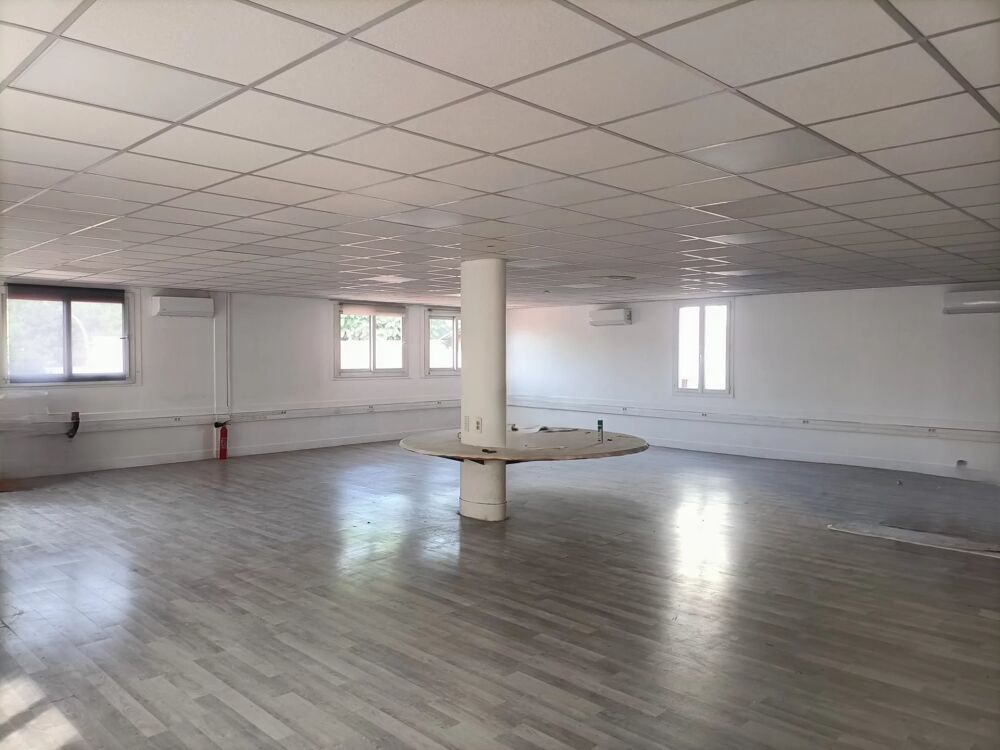   IVRY-SUR-SEINE BUREAUX OU ACTIVITÉS 275 M² Ivry-sur-seine