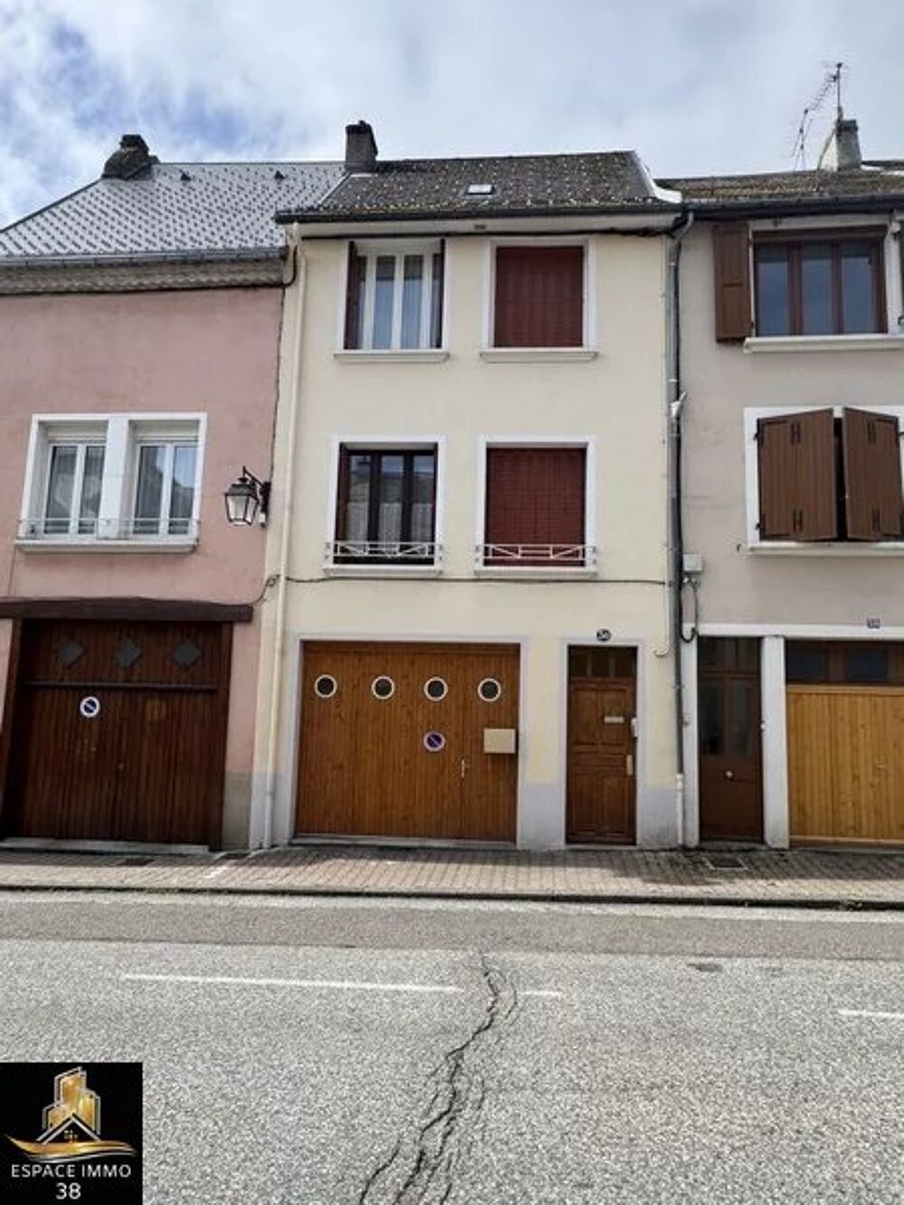 Vente Maison Maison avec deux garages de 33m² chacun, un  préau de 60m² La mure