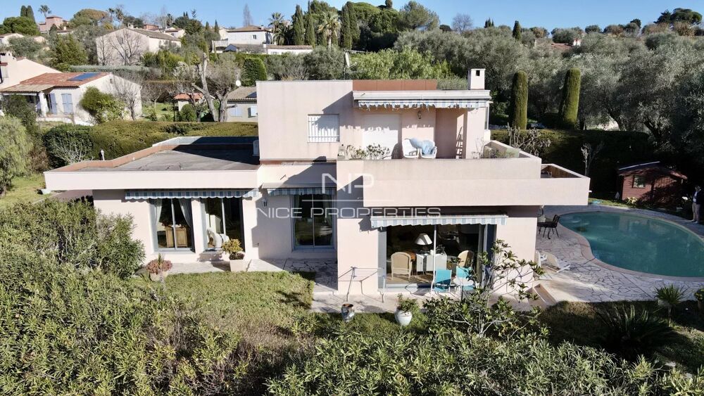 Villa avec piscine dans un quartier résidentiel