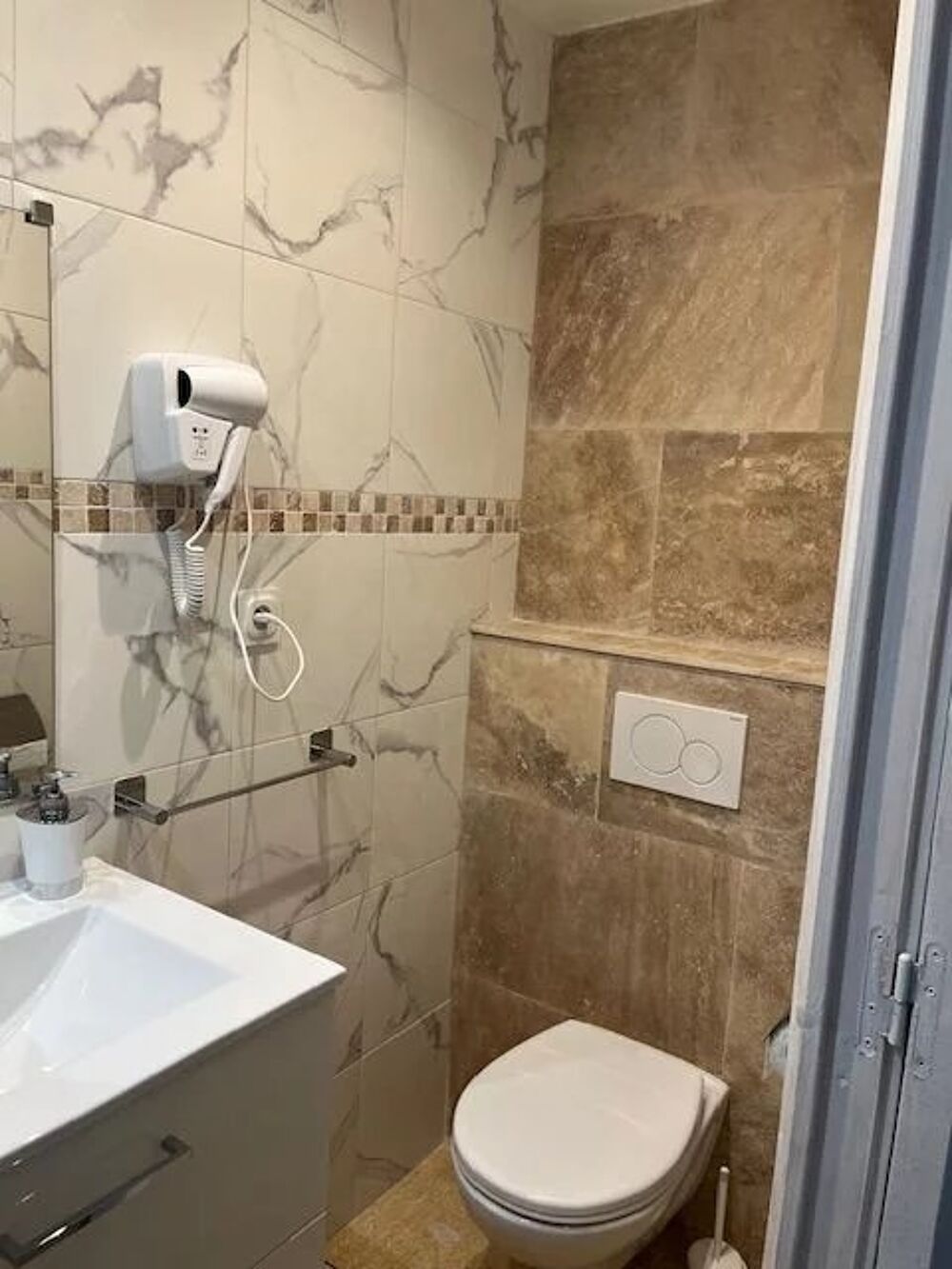 Location Appartement Spacieux F1 bis avec terrasse et vue sur verdure, au rez-de-jard Antibes