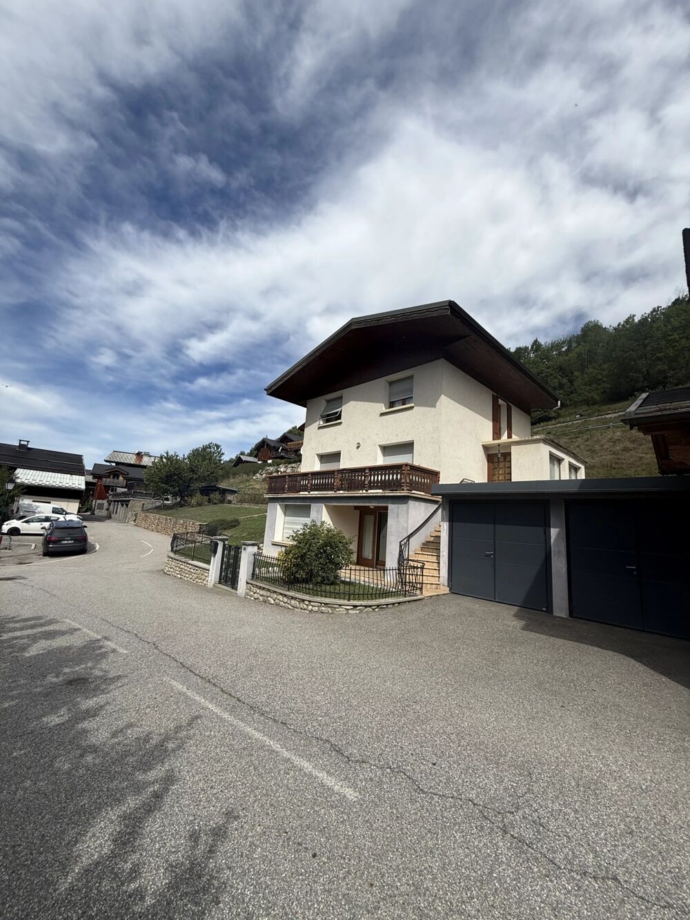 EXCLUSIVITÉ - MAISON SPACIEUSE AVEC VUE MONTAGNE À BOZEL