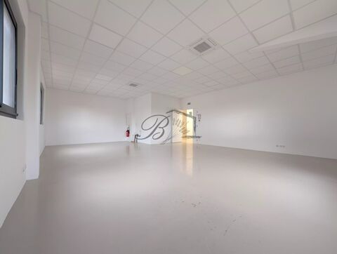 Location local professionnel (54 m&sup2;) &agrave; EGUILLES 13 510. 765 13510 �guilles