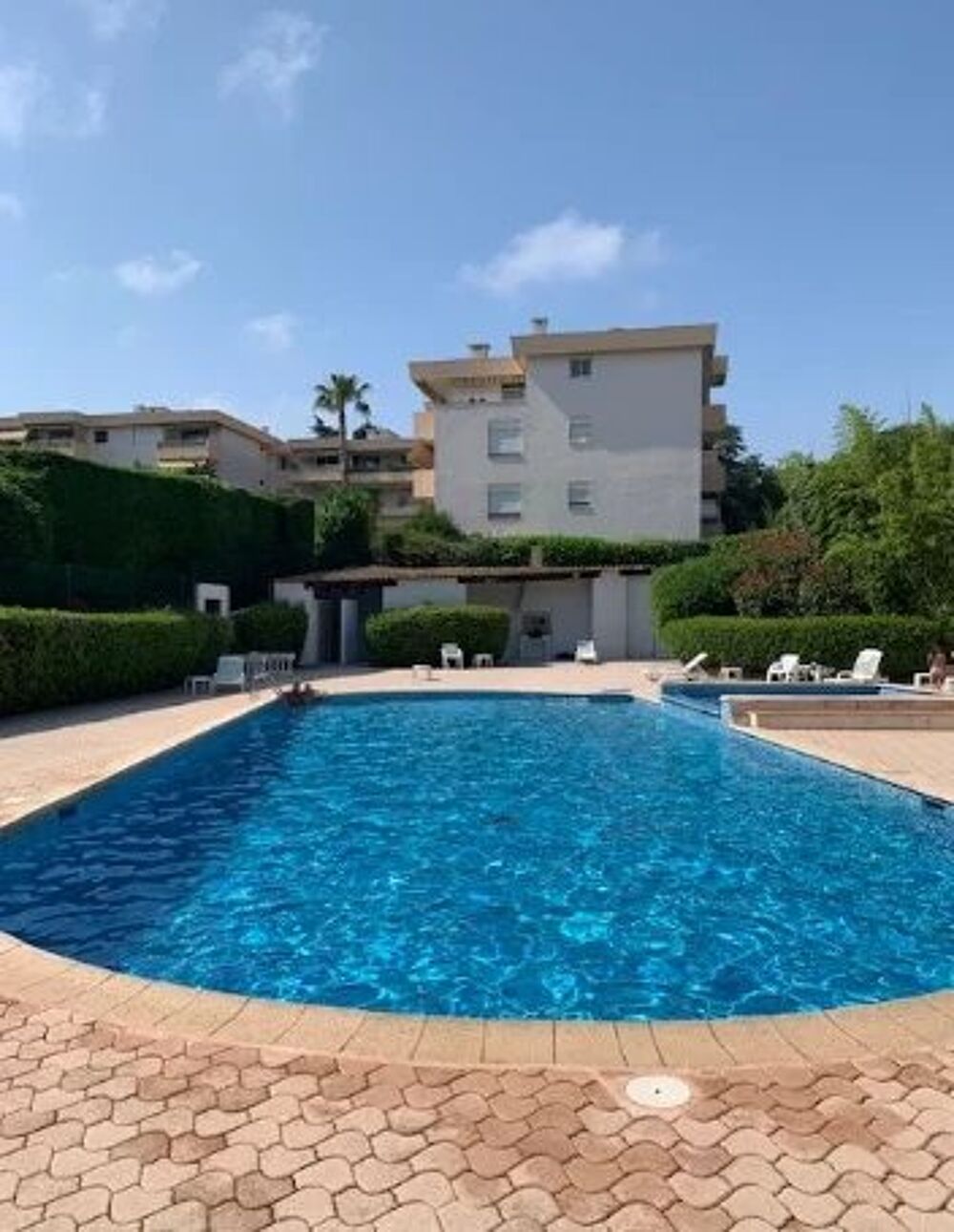 Trois pièces de 100m² avec jardin de 100m² dans résidence avec p
