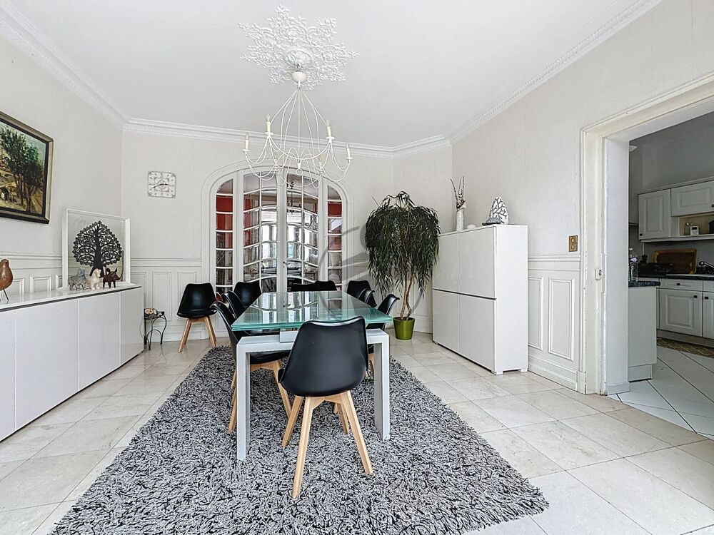 Grande maison familiale de 280 m² avec extérieur et garage
