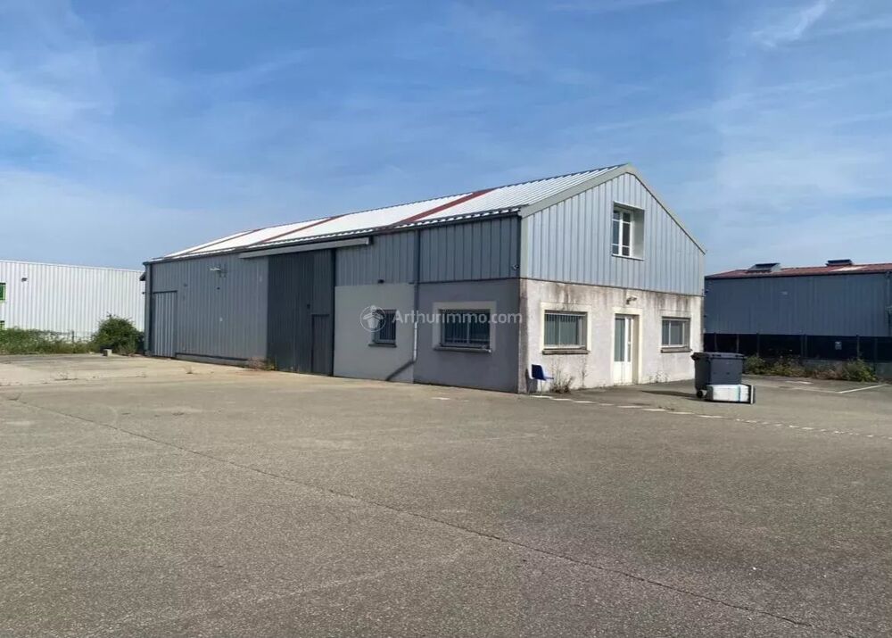   Local spacieux de 310 m² à louer à Saint-Jean-de-Bournay 