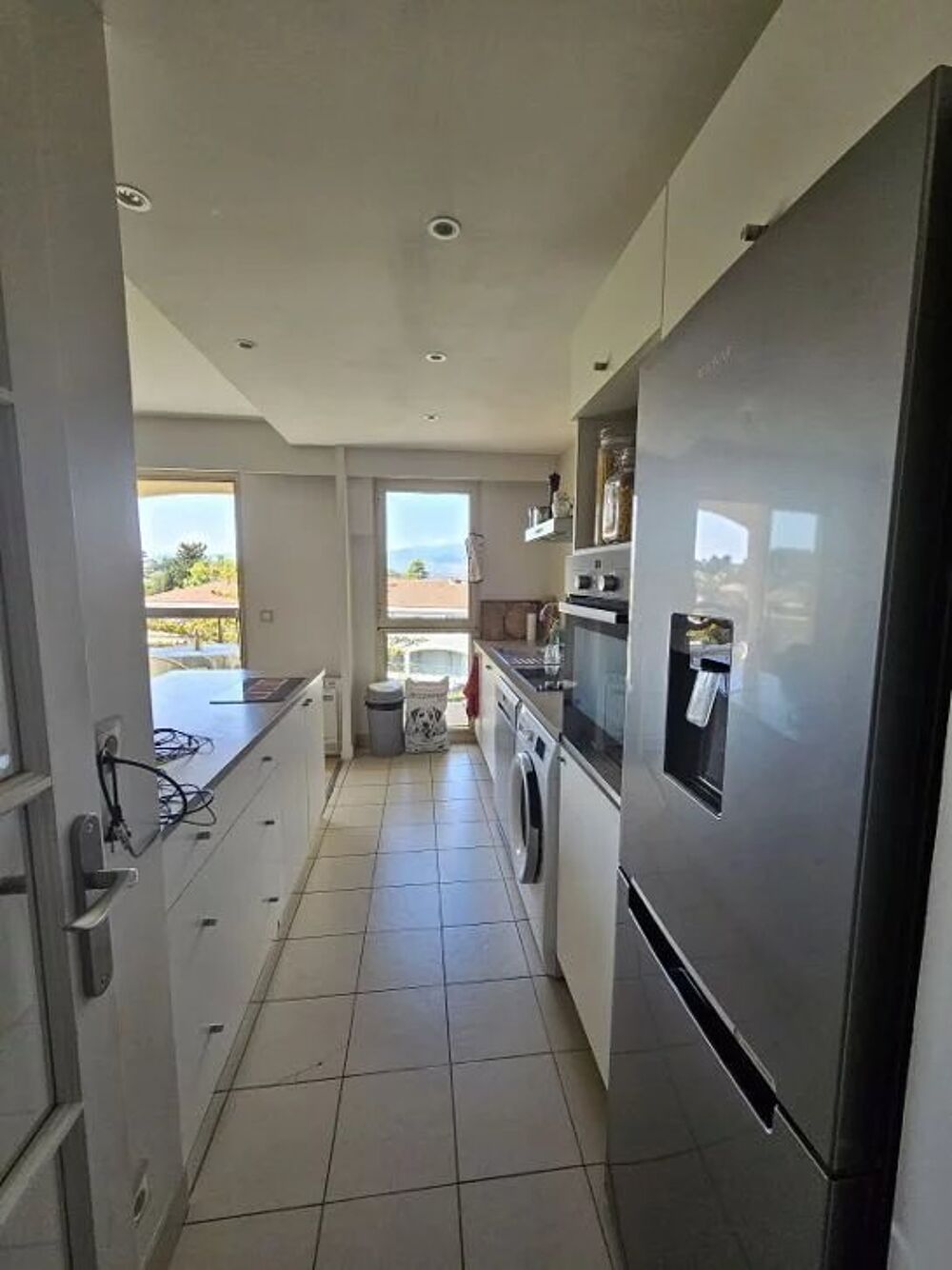 Magnifique trois/quatre pièces avec piscine, terrasse, parking a