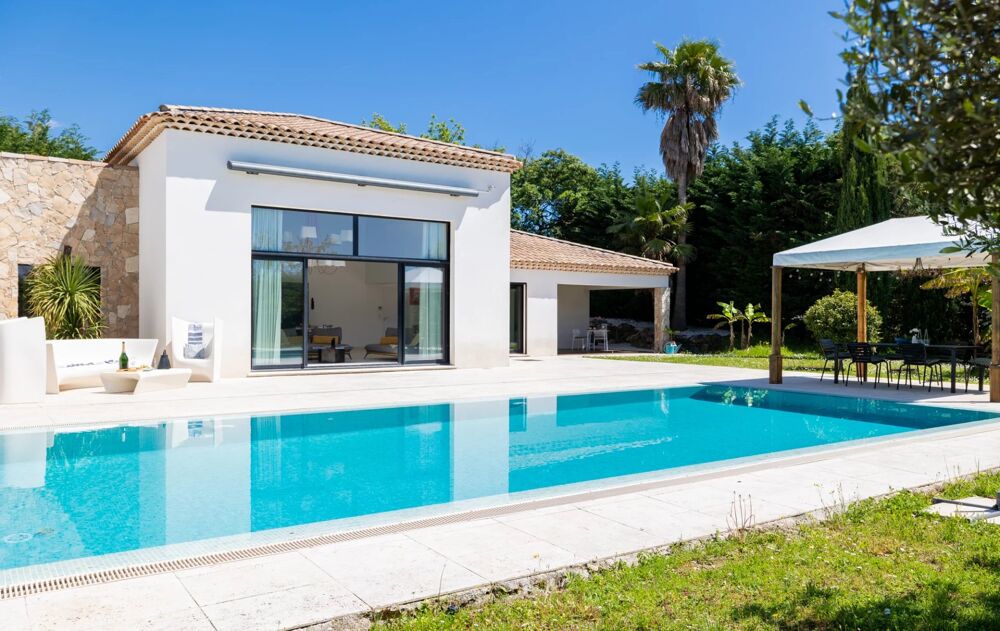 Villa CONTEMPORAINE de plain-pied à Roquefort-les-Pins, domaine