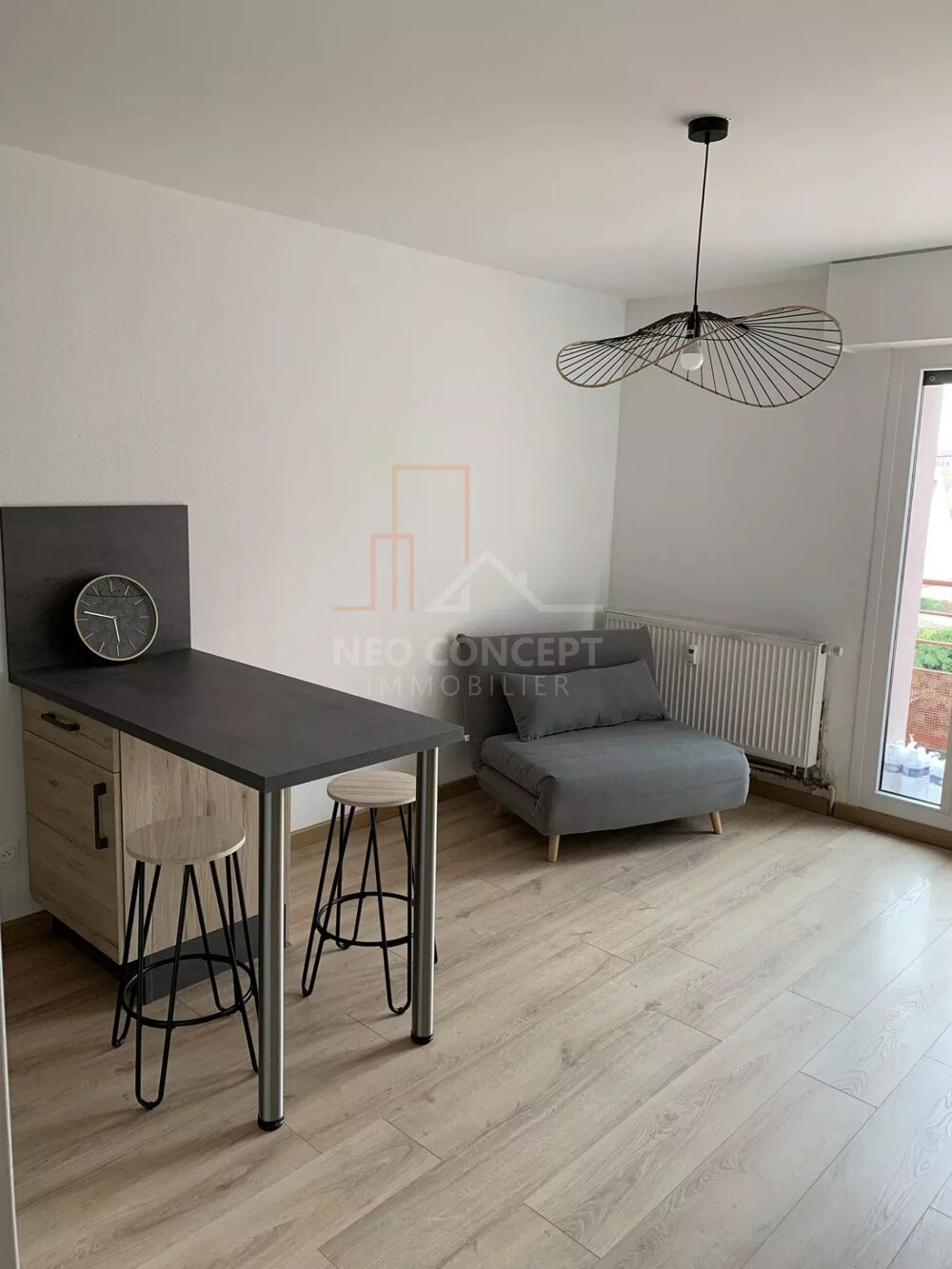 Studio meublé avec balcon.