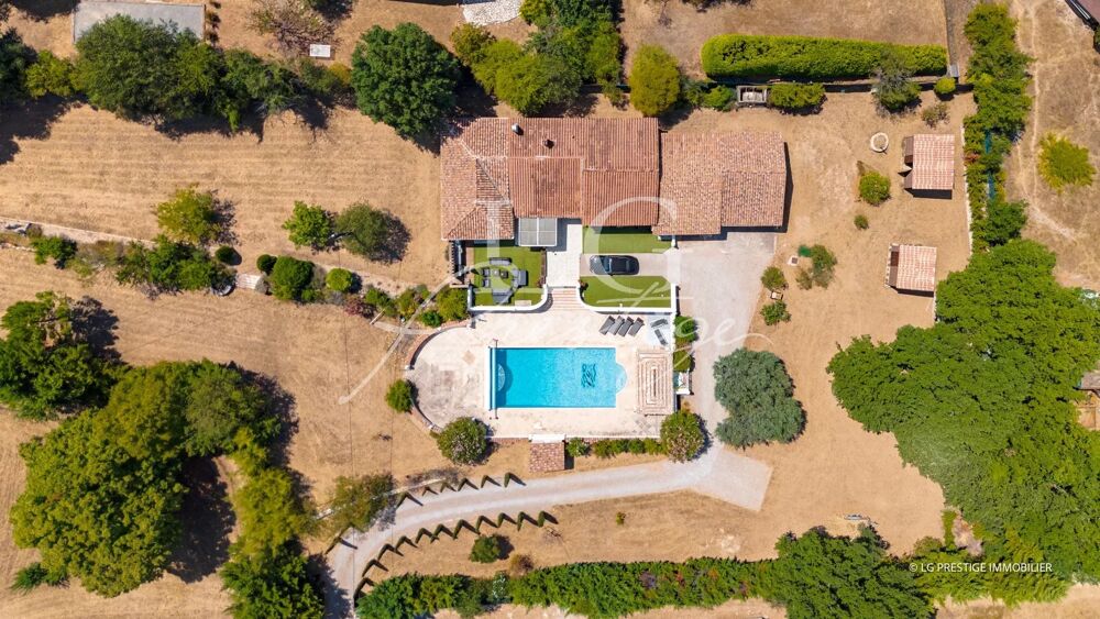 Villa de plain-pied avec piscine avec 5 000 m² de terrain