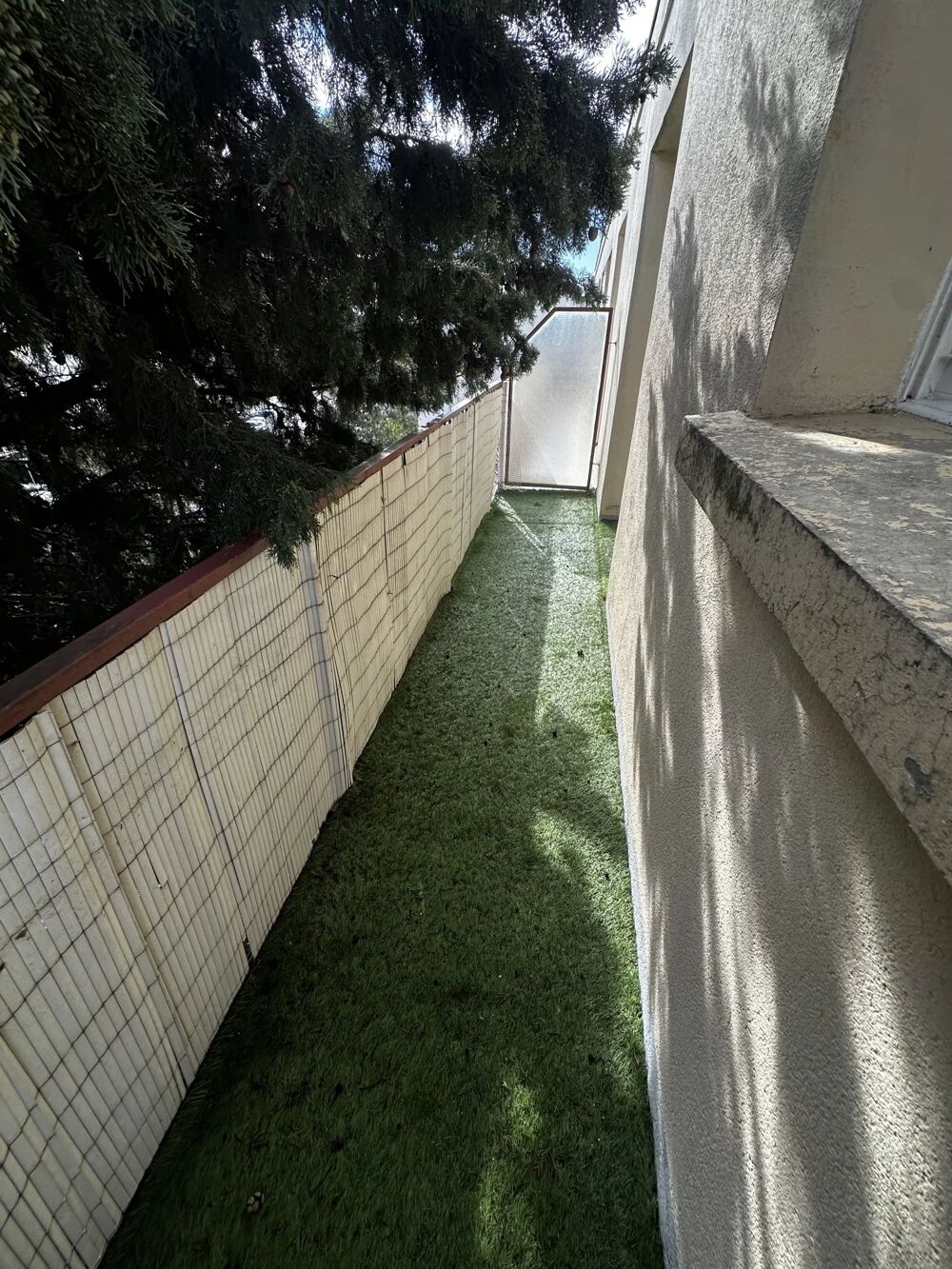 Dernier étage, avec balcon vue degagée, une cave et parking.