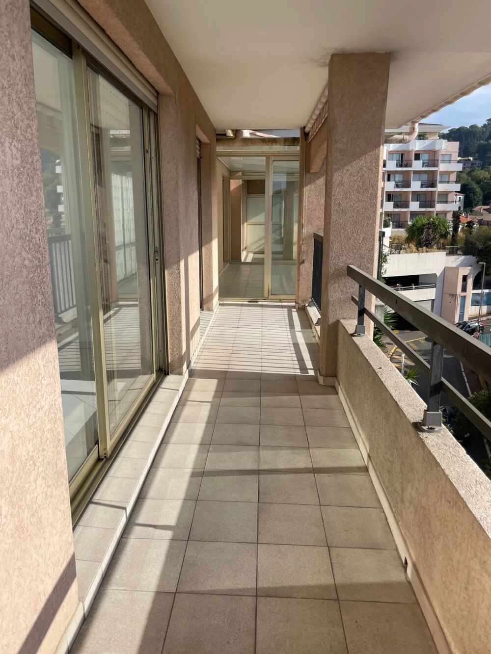 Location Appartement F4 AVEC TERRASSE DE 61 M2 CAVE ET GARAGE Le cannet