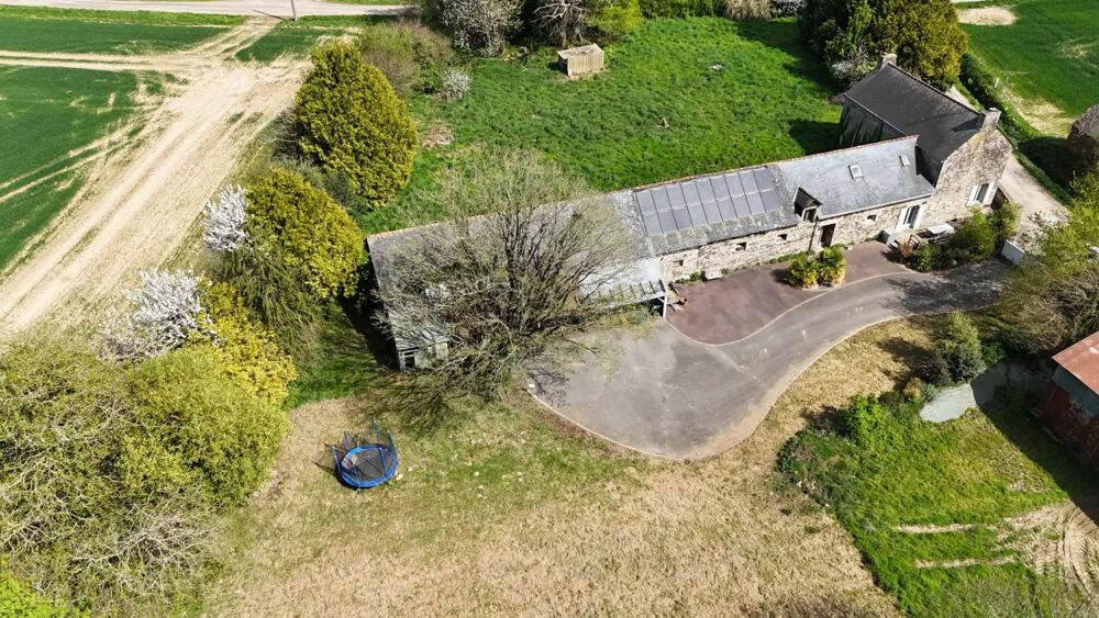 NOYAL-PONTIVY Maison de campagne avec hangar sur une parcelle de