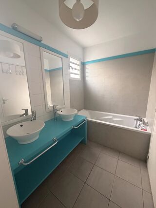  Appartement à louer 3 pièces 66 m²