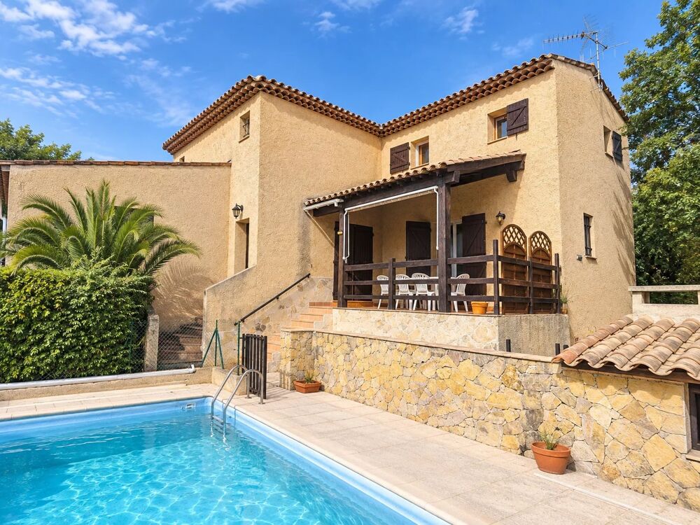 Villa provençale avec piscine, garage et vue dégagée à pied du v
