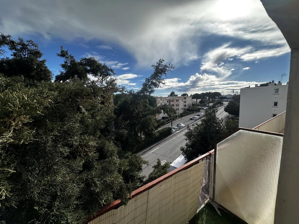 Dernier étage, avec balcon vue degagée, une cave et parking.