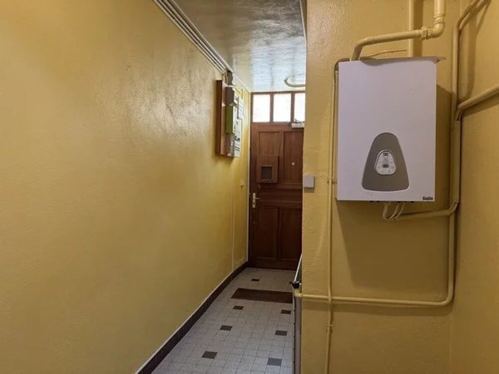 Maison avec deux garages de 33m² chacun, un préau de 60m²