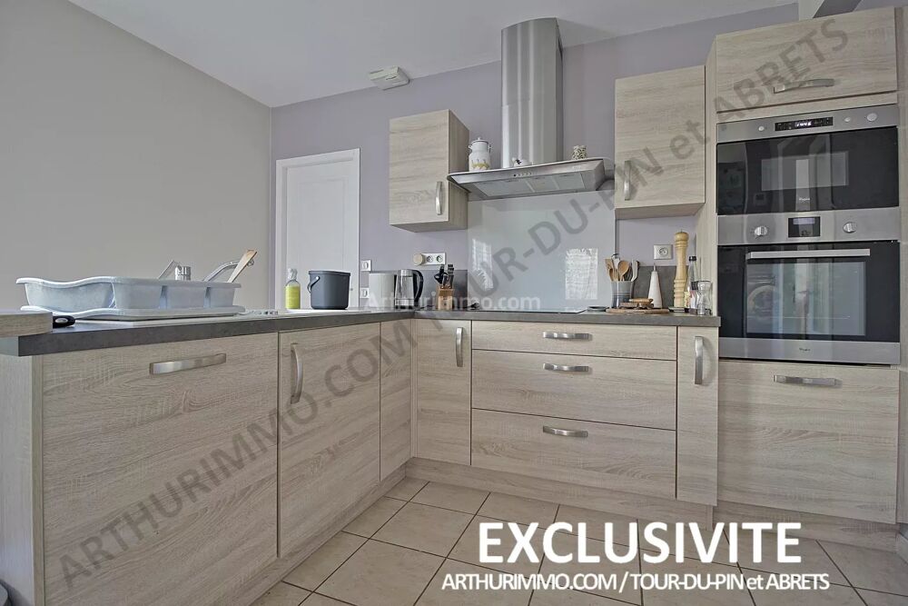 Maison T6 avec tous commerces accessibles à pied !