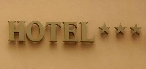   Hôtel Hôtel, Hôtel 
