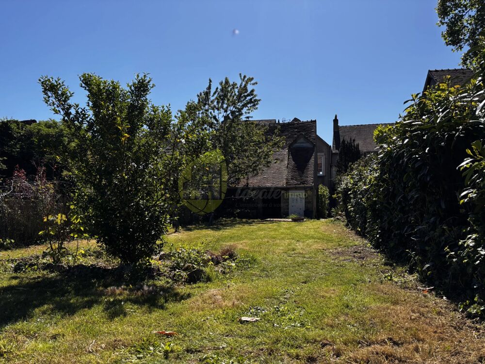 MAISON DE VILLE AVEC COURETTE ET JARDIN
