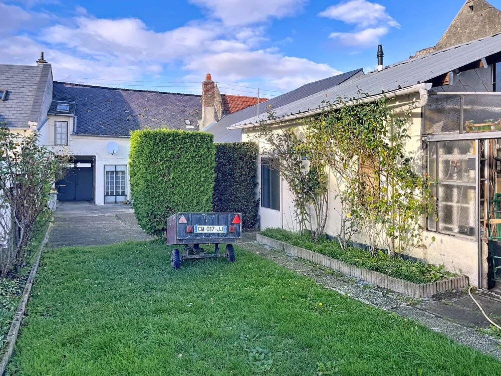 Maison de village 6 pièces, bâtiment et jardin.