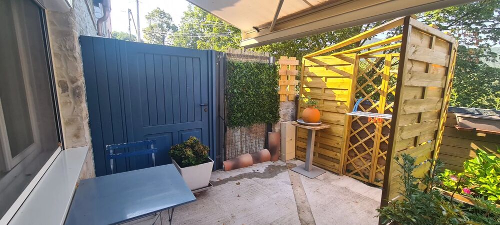 Location Appartement À louer – Charmant studio entièrement rénové avec terrasse et en Séranon
