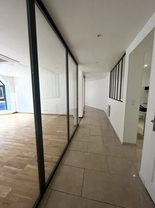  Appartement à louer 3 pièces 115 m²