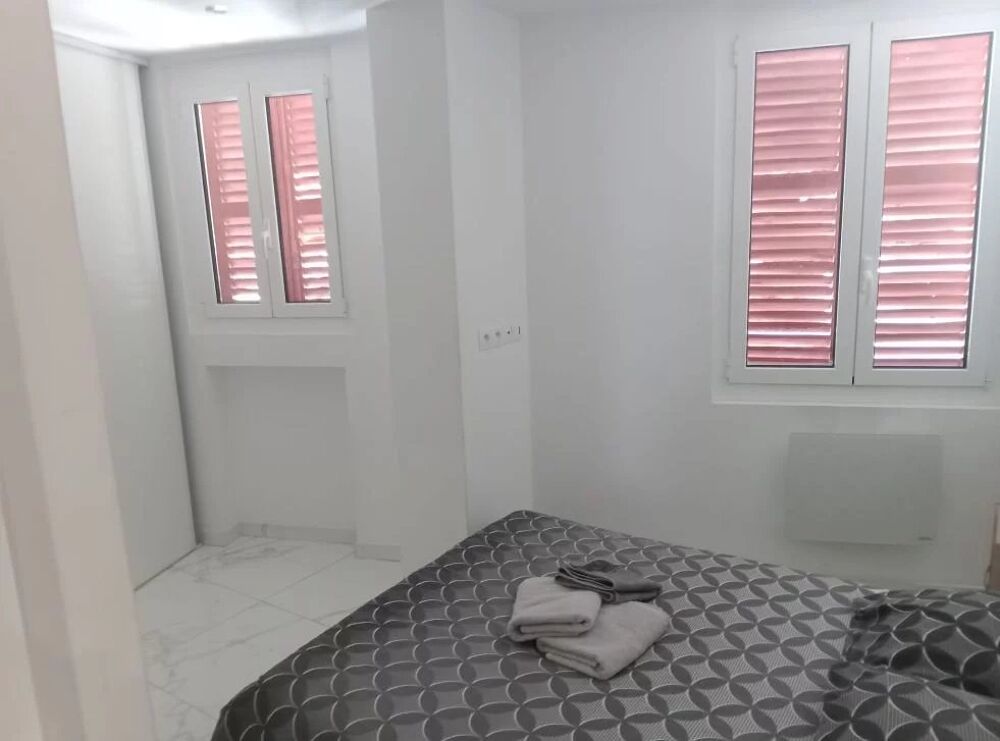 Location Appartement Trois pièces avec balcon dans le centre ville d'antibes Antibes