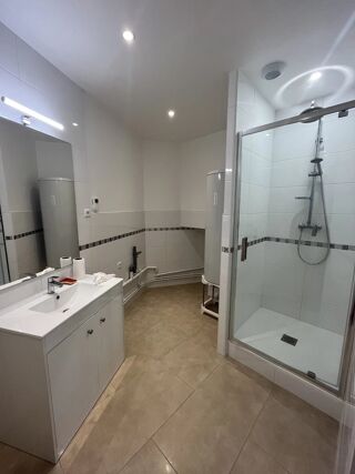  Appartement à louer 3 pièces 115 m²